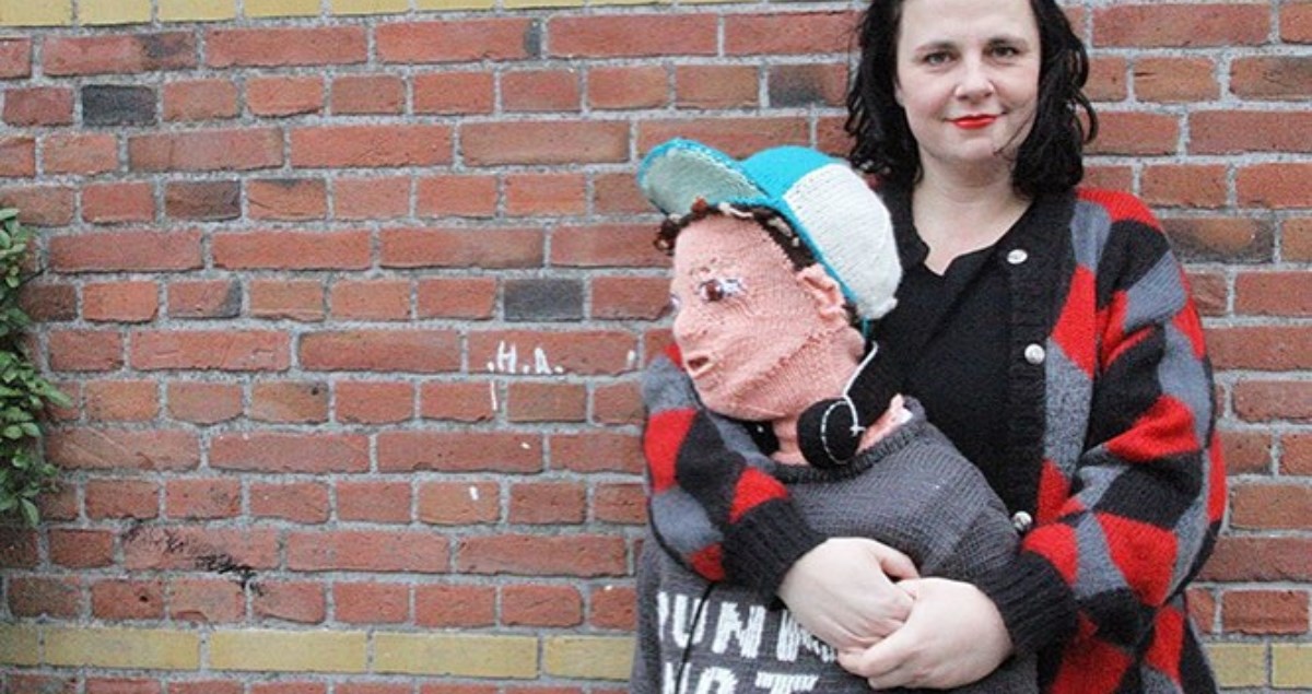 Mama isplela sina u prirodnoj veličini, jer se njen pravi sin nije htio maziti